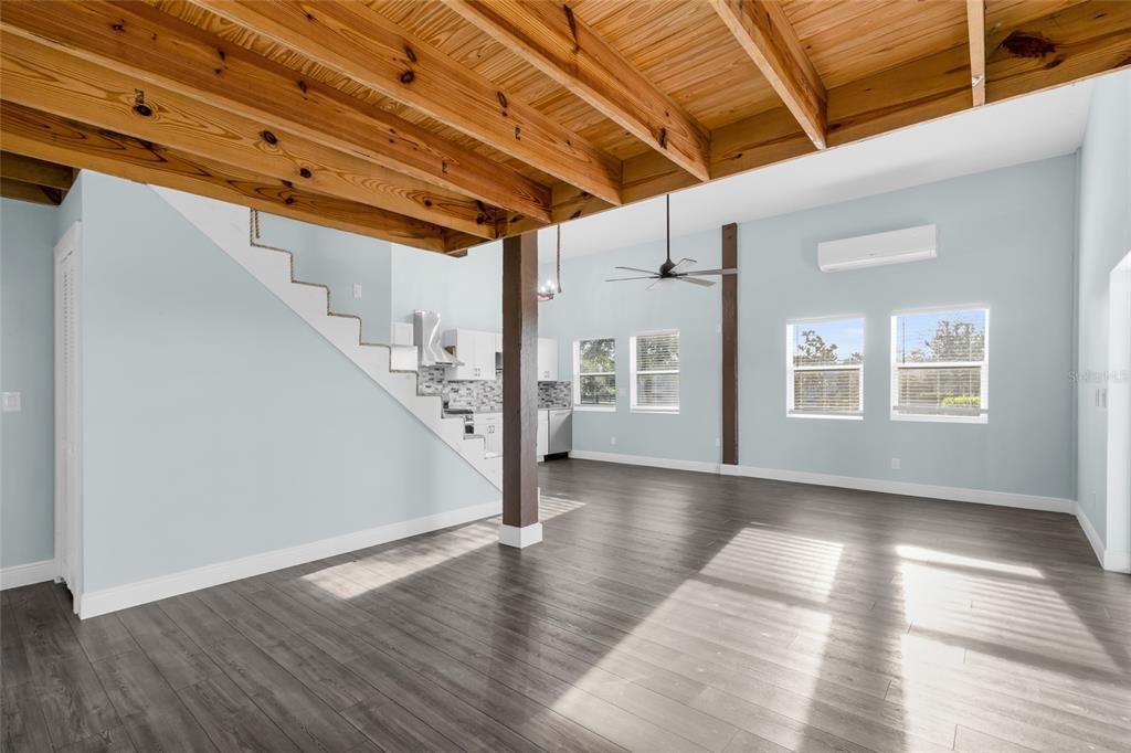 На продажу: $1,100,000 (16.04 acres)