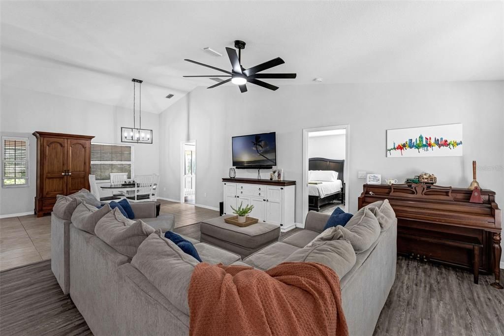 En Venta: $420,000 (3 camas, 2 baños, 2067 Pies cuadrados)