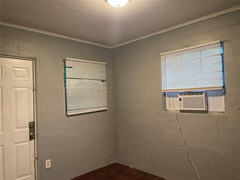 合同活跃: $1,000 (1 贝兹, 1 浴室, 450 平方英尺)