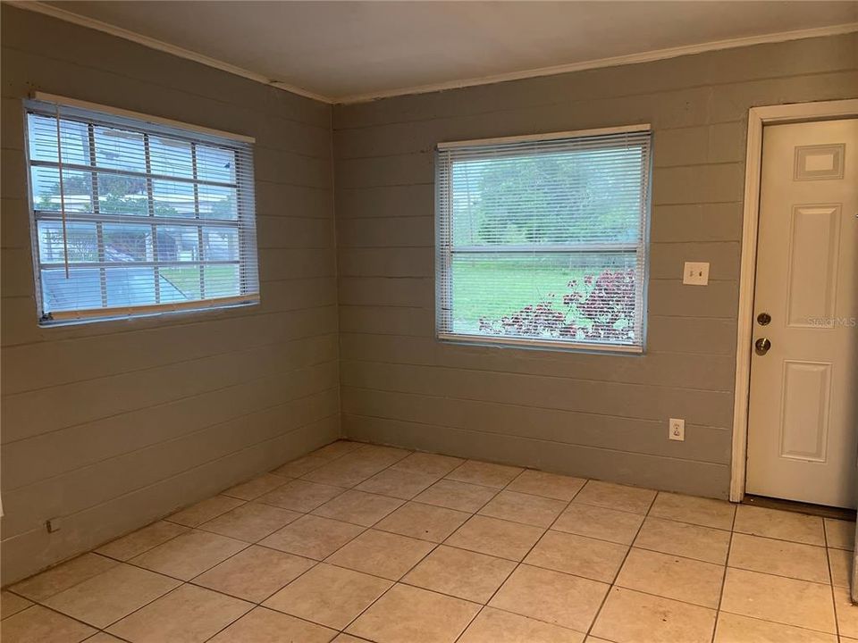 合同活跃: $1,000 (1 贝兹, 1 浴室, 450 平方英尺)