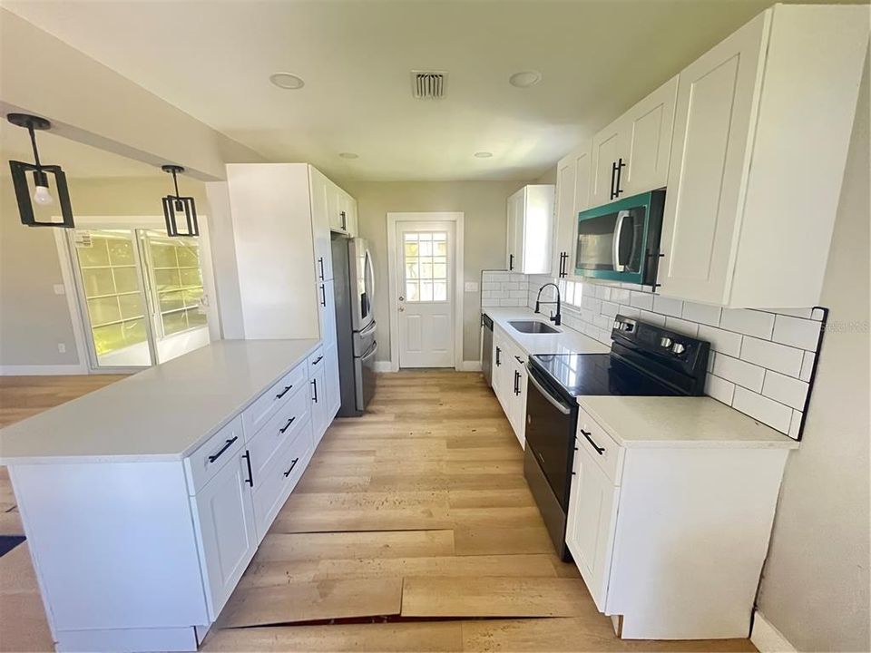 Active With Contract: $159,900 (3 beds, 2 baths, 1162 Square Feet)