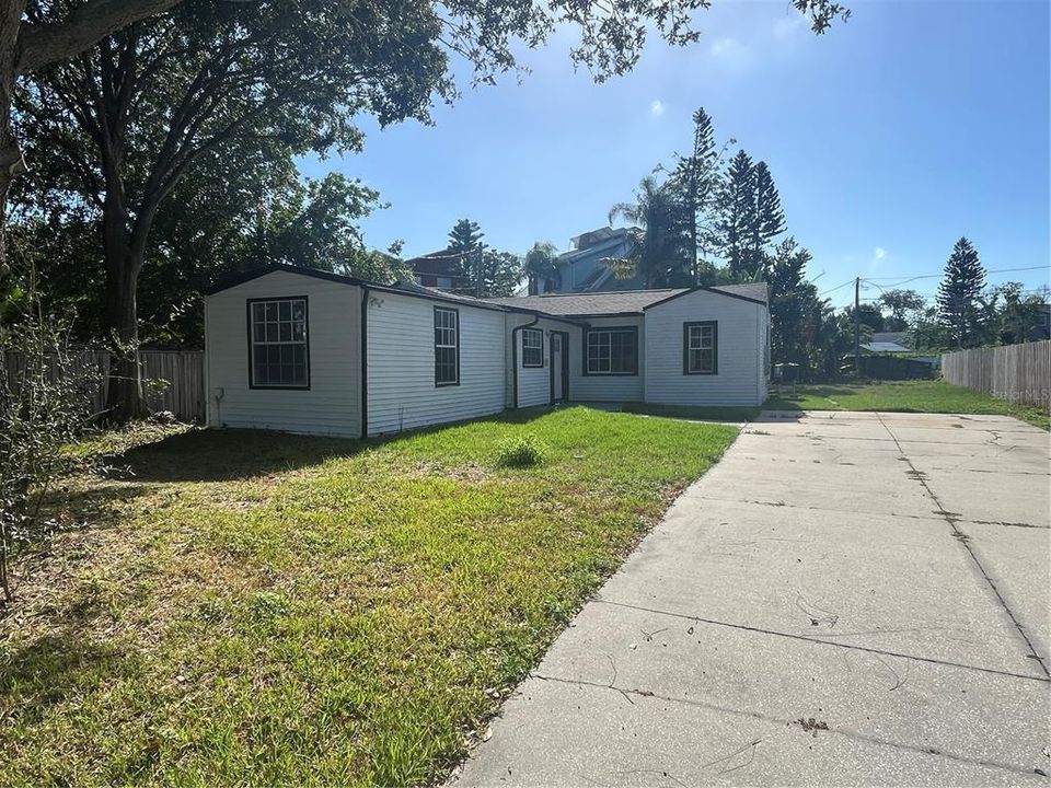 Active With Contract: $159,900 (3 beds, 2 baths, 1162 Square Feet)
