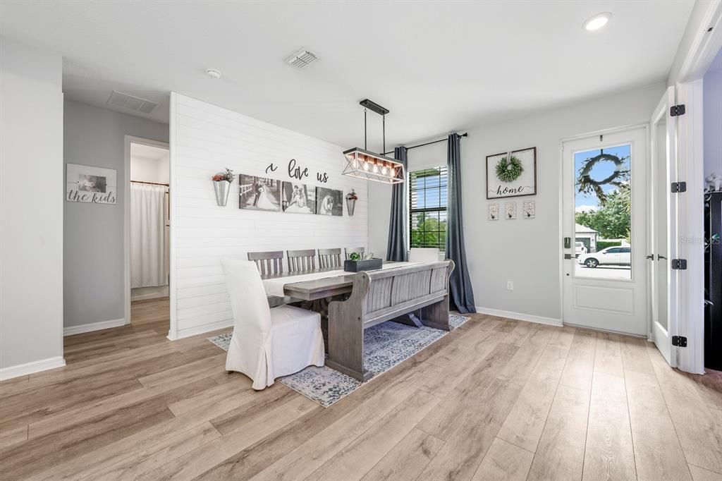 合同活跃: $480,000 (4 贝兹, 2 浴室, 2152 平方英尺)