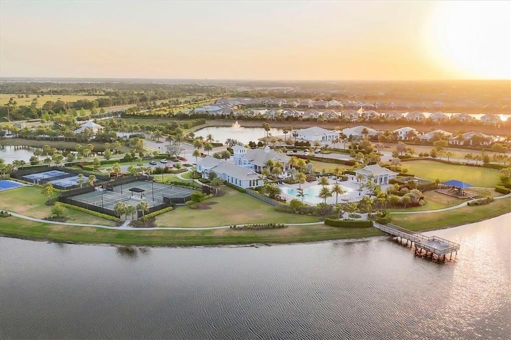 Под контрактом: $1,599,000 (3 спален, 4 ванн, 3114 Квадратных фут)