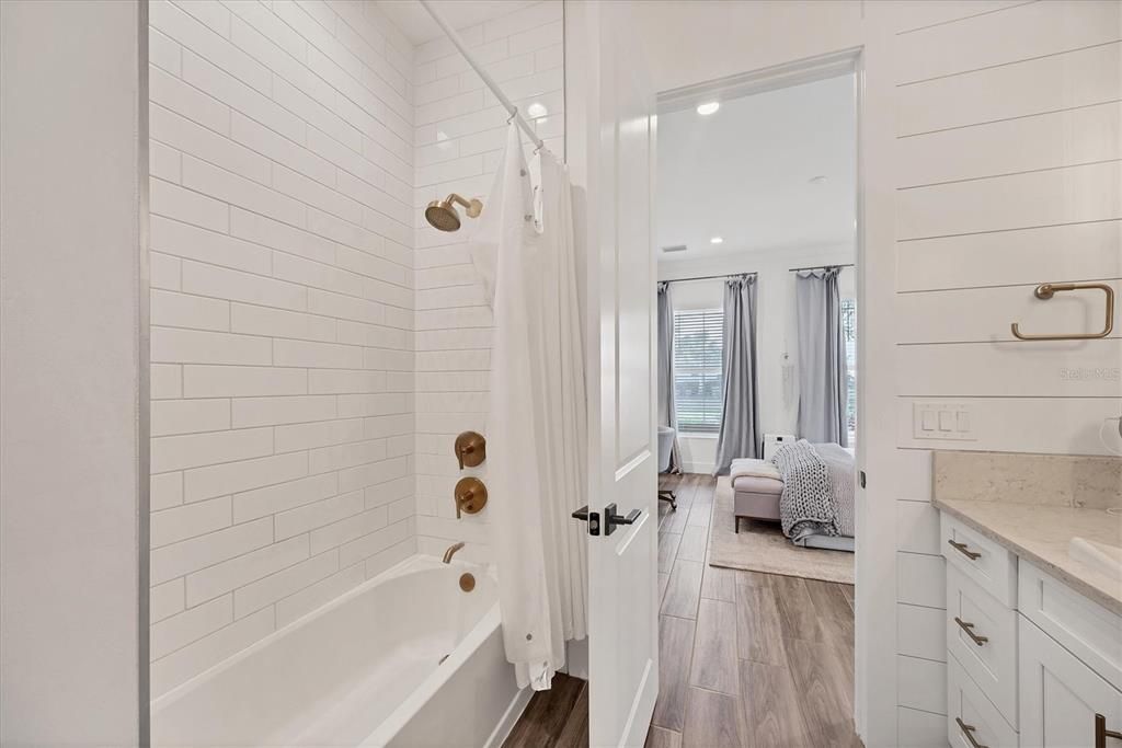 Под контрактом: $1,599,000 (3 спален, 4 ванн, 3114 Квадратных фут)