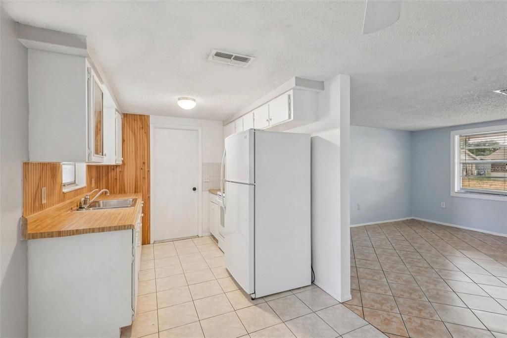 For Sale: $199,999 (2 beds, 1 baths, 1080 Square Feet)