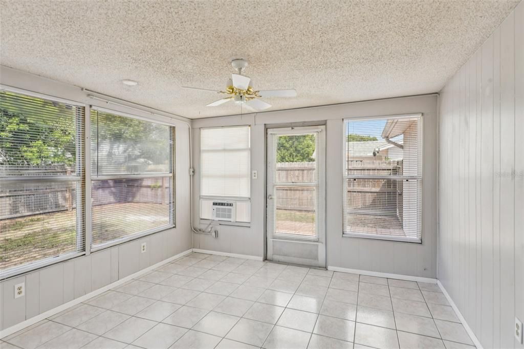 For Sale: $199,999 (2 beds, 1 baths, 1080 Square Feet)