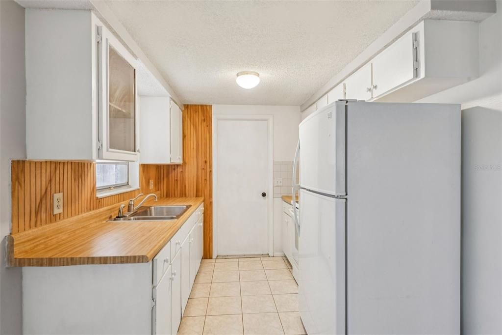 For Sale: $199,999 (2 beds, 1 baths, 1080 Square Feet)