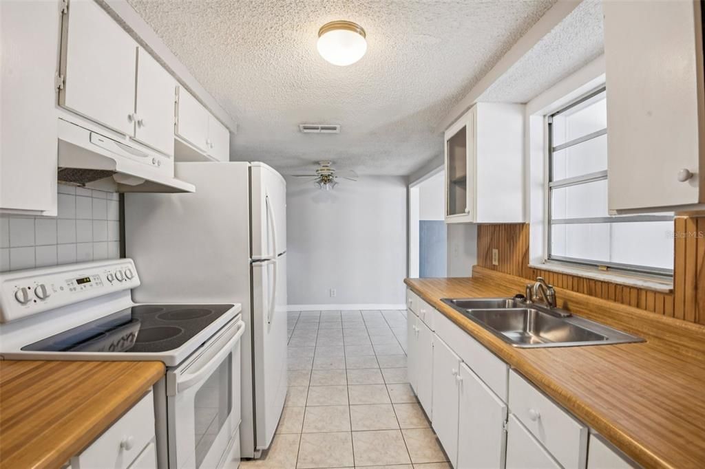 For Sale: $199,999 (2 beds, 1 baths, 1080 Square Feet)