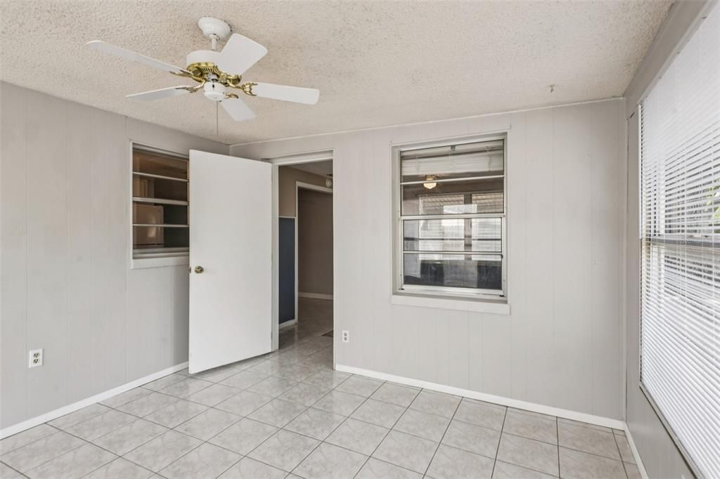 For Sale: $199,999 (2 beds, 1 baths, 1080 Square Feet)