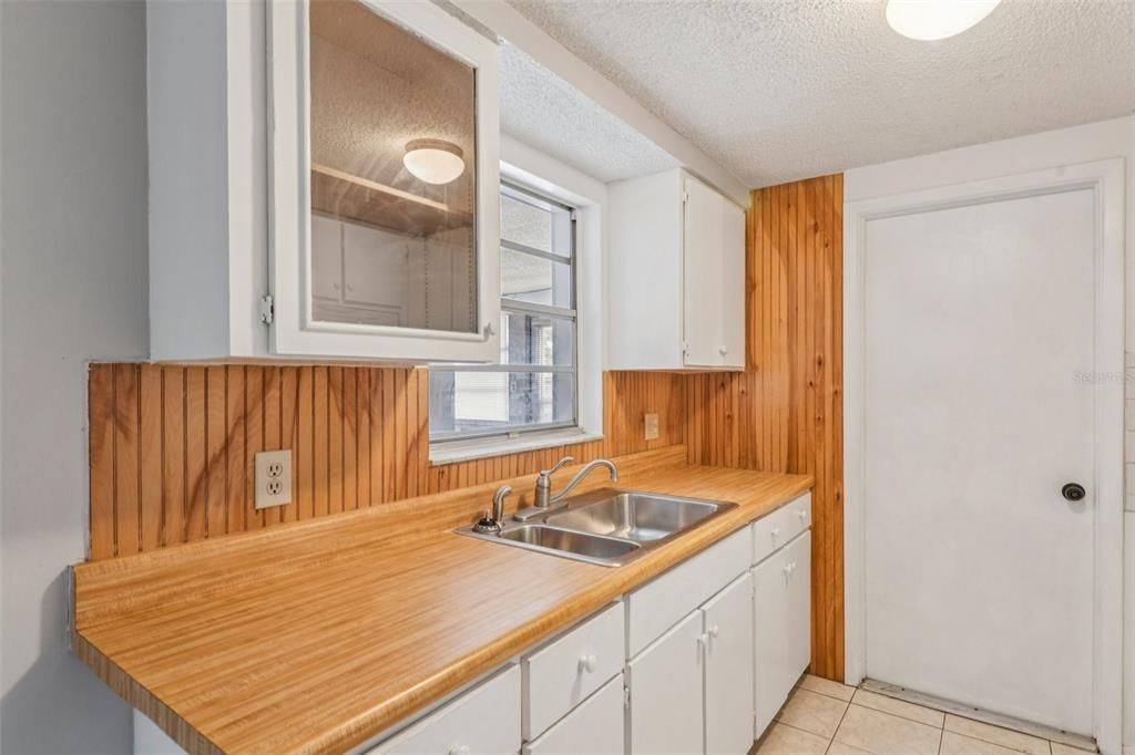 For Sale: $199,999 (2 beds, 1 baths, 1080 Square Feet)