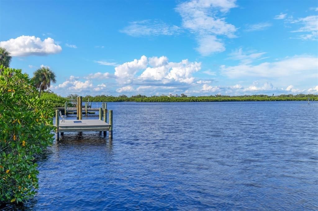 Под контрактом: $769,000 (3 спален, 2 ванн, 1910 Квадратных фут)