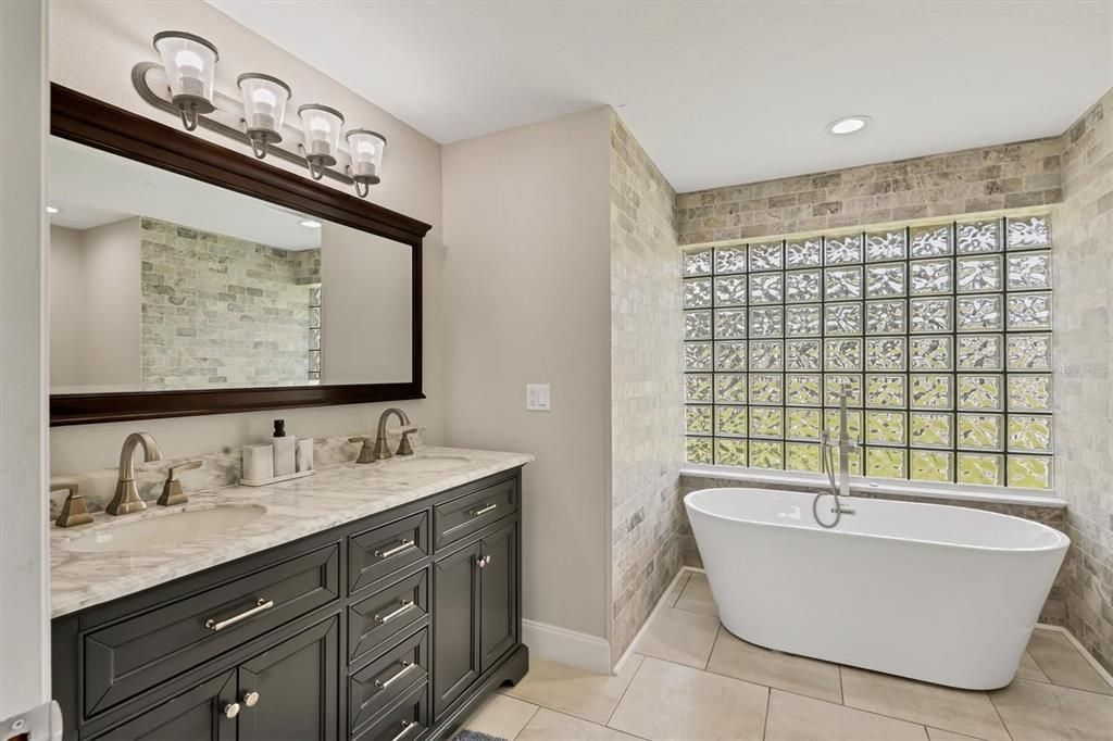 Под контрактом: $769,000 (3 спален, 2 ванн, 1910 Квадратных фут)