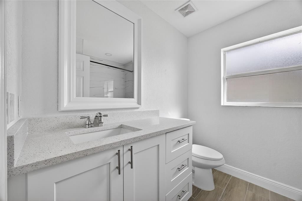 Activo con contrato: $449,000 (4 camas, 2 baños, 2145 Pies cuadrados)