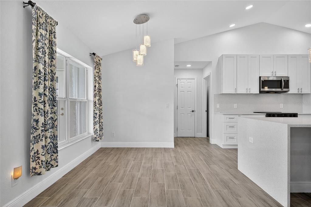 Activo con contrato: $449,000 (4 camas, 2 baños, 2145 Pies cuadrados)