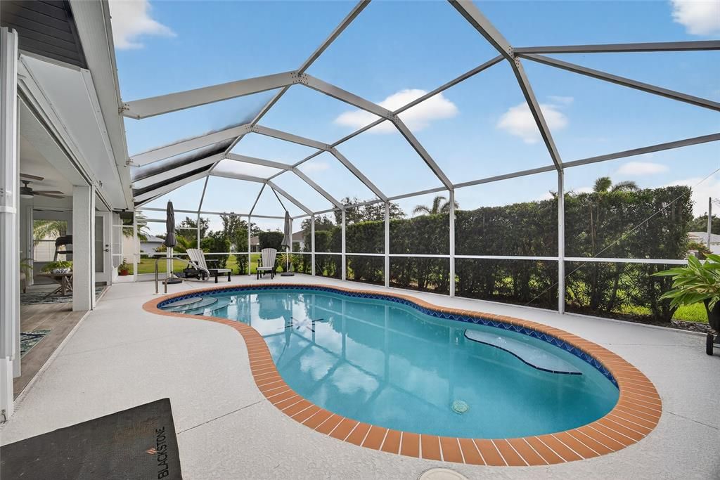 Activo con contrato: $449,000 (4 camas, 2 baños, 2145 Pies cuadrados)