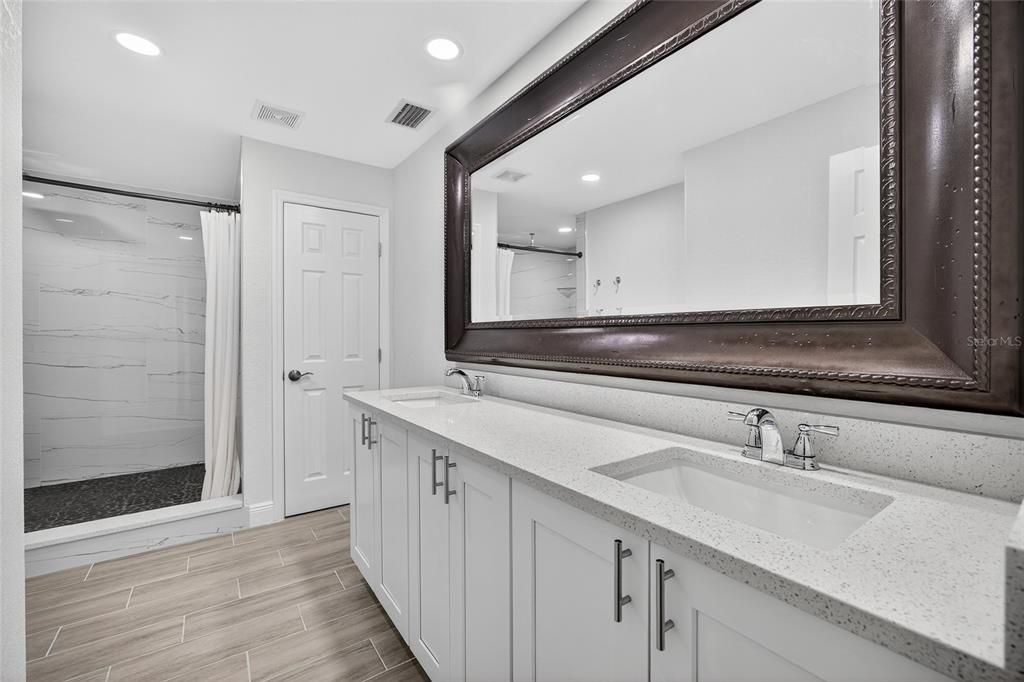 Activo con contrato: $449,000 (4 camas, 2 baños, 2145 Pies cuadrados)