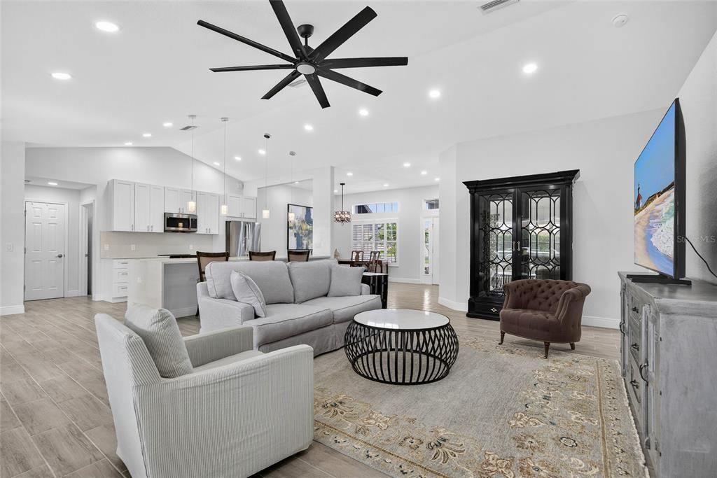 Activo con contrato: $449,000 (4 camas, 2 baños, 2145 Pies cuadrados)