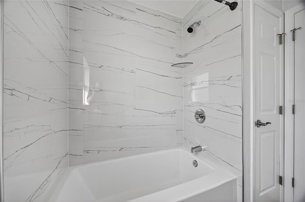 Activo con contrato: $449,000 (4 camas, 2 baños, 2145 Pies cuadrados)