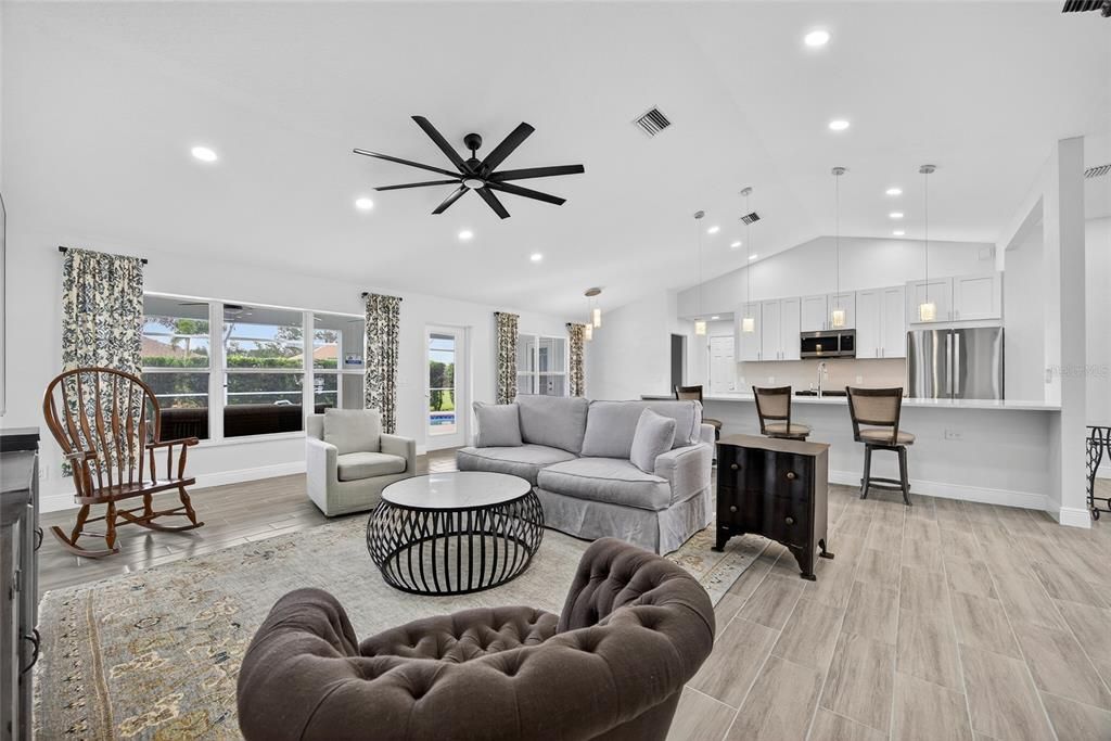 Activo con contrato: $449,000 (4 camas, 2 baños, 2145 Pies cuadrados)