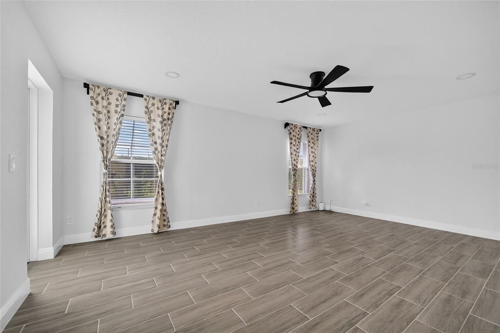 Activo con contrato: $449,000 (4 camas, 2 baños, 2145 Pies cuadrados)