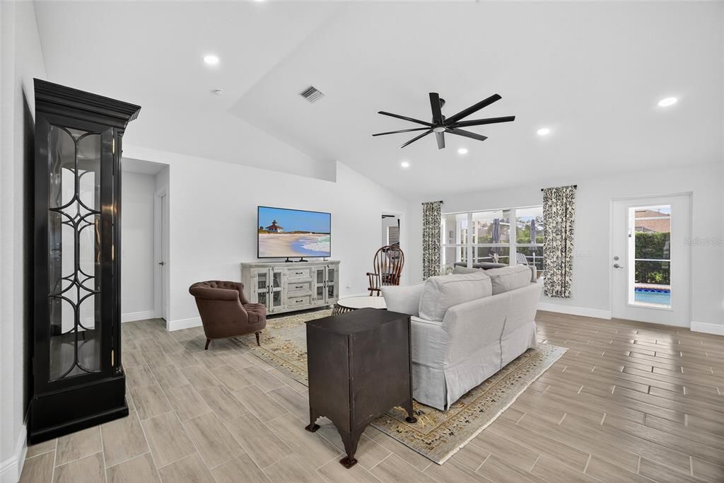 Activo con contrato: $449,000 (4 camas, 2 baños, 2145 Pies cuadrados)