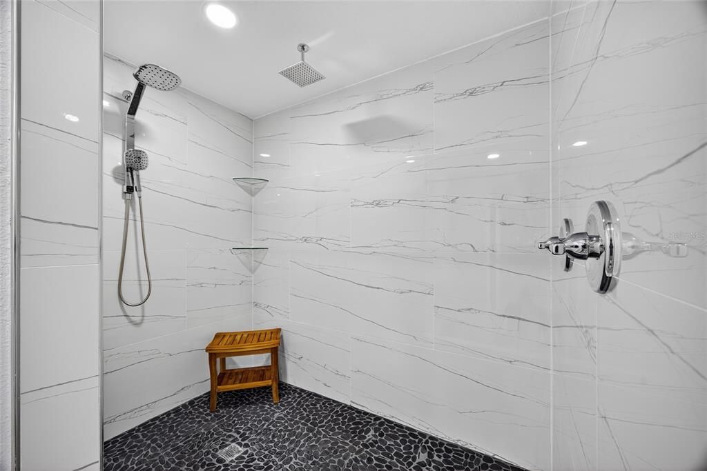 Activo con contrato: $449,000 (4 camas, 2 baños, 2145 Pies cuadrados)