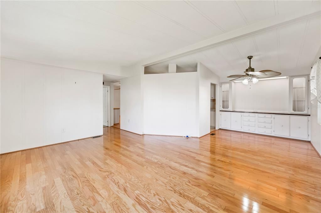 Active With Contract: $149,500 (2 beds, 2 baths, 1272 Square Feet)
