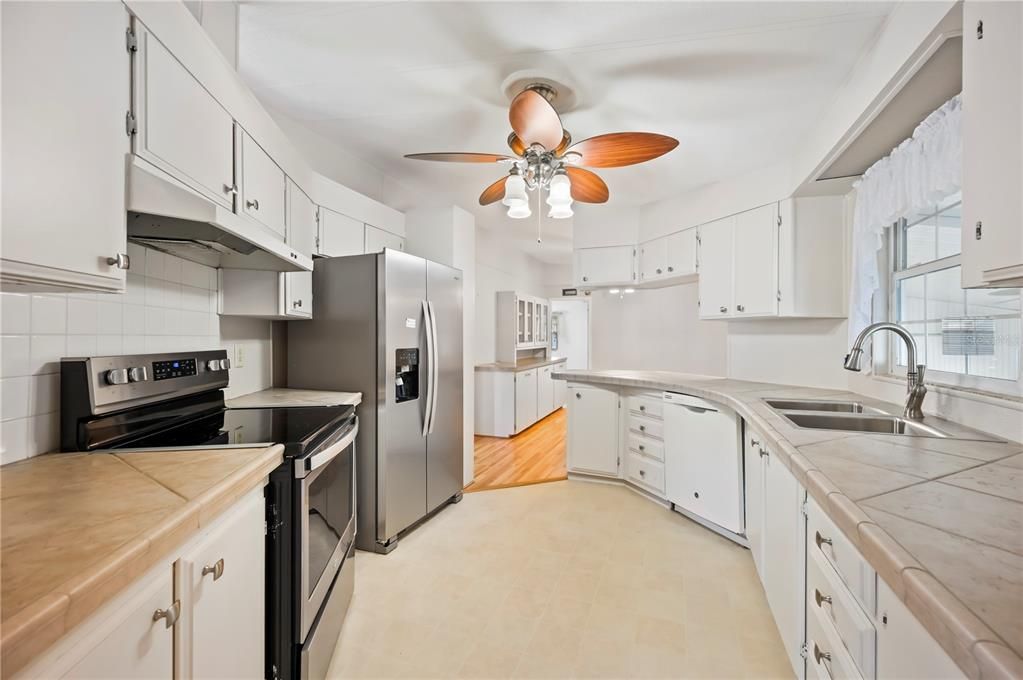 Active With Contract: $149,500 (2 beds, 2 baths, 1272 Square Feet)