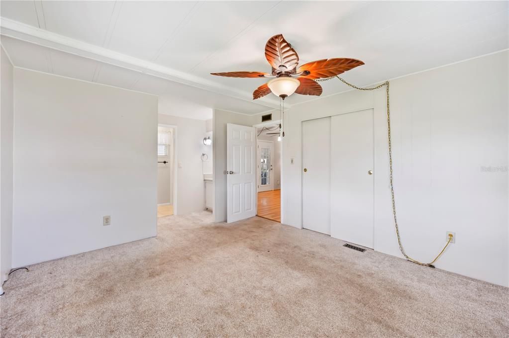 Active With Contract: $149,500 (2 beds, 2 baths, 1272 Square Feet)