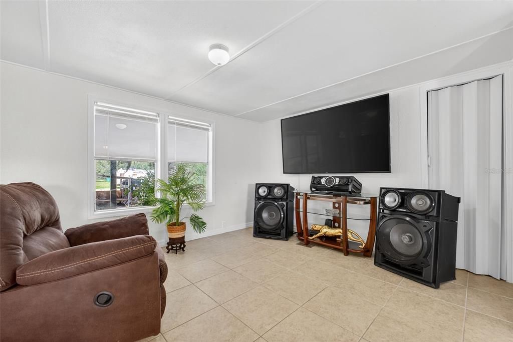 待售: $215,000 (3 贝兹, 2 浴室, 1248 平方英尺)