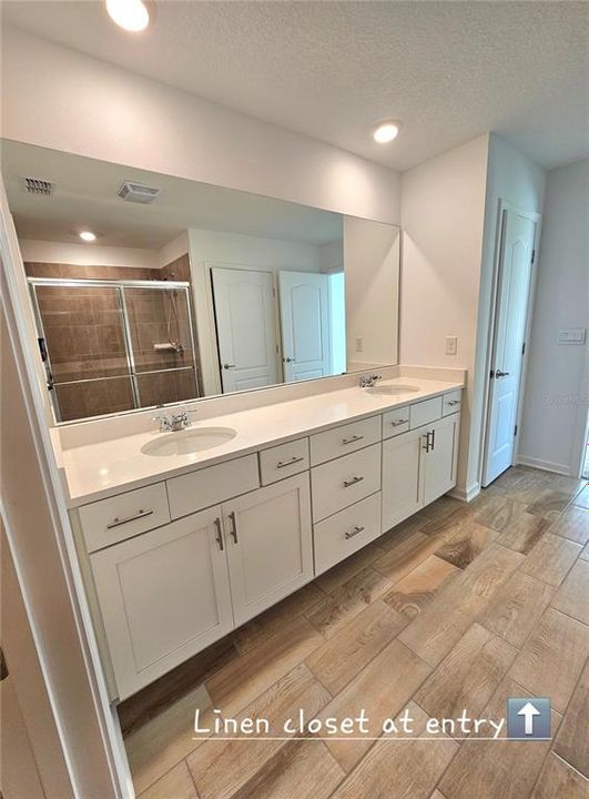 合同活跃: $348,000 (2 贝兹, 2 浴室, 1799 平方英尺)