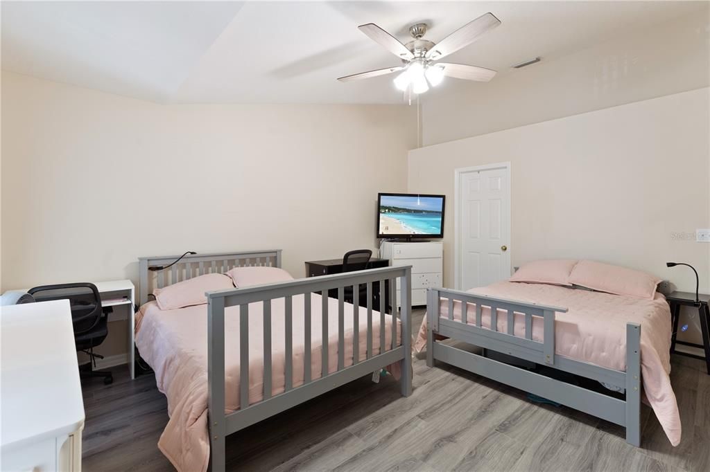 Active With Contract: $241,000 (2 beds, 1 baths, 1252 Square Feet)