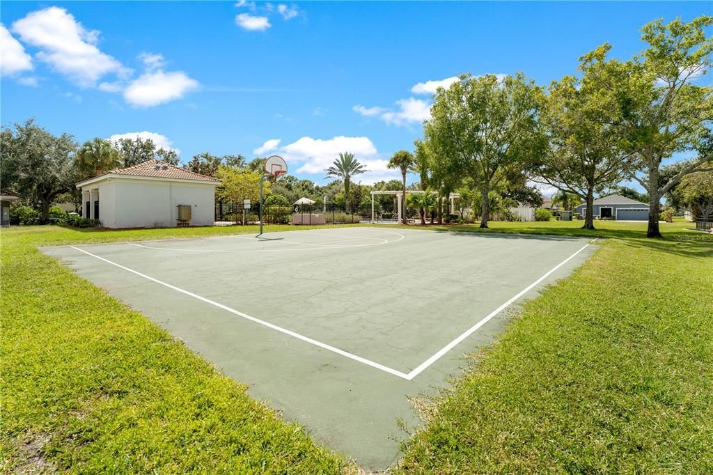 Active With Contract: $241,000 (2 beds, 1 baths, 1252 Square Feet)