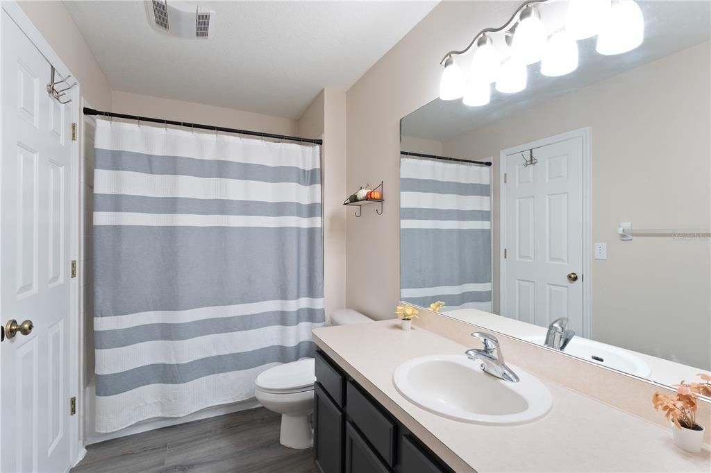 Active With Contract: $241,000 (2 beds, 1 baths, 1252 Square Feet)
