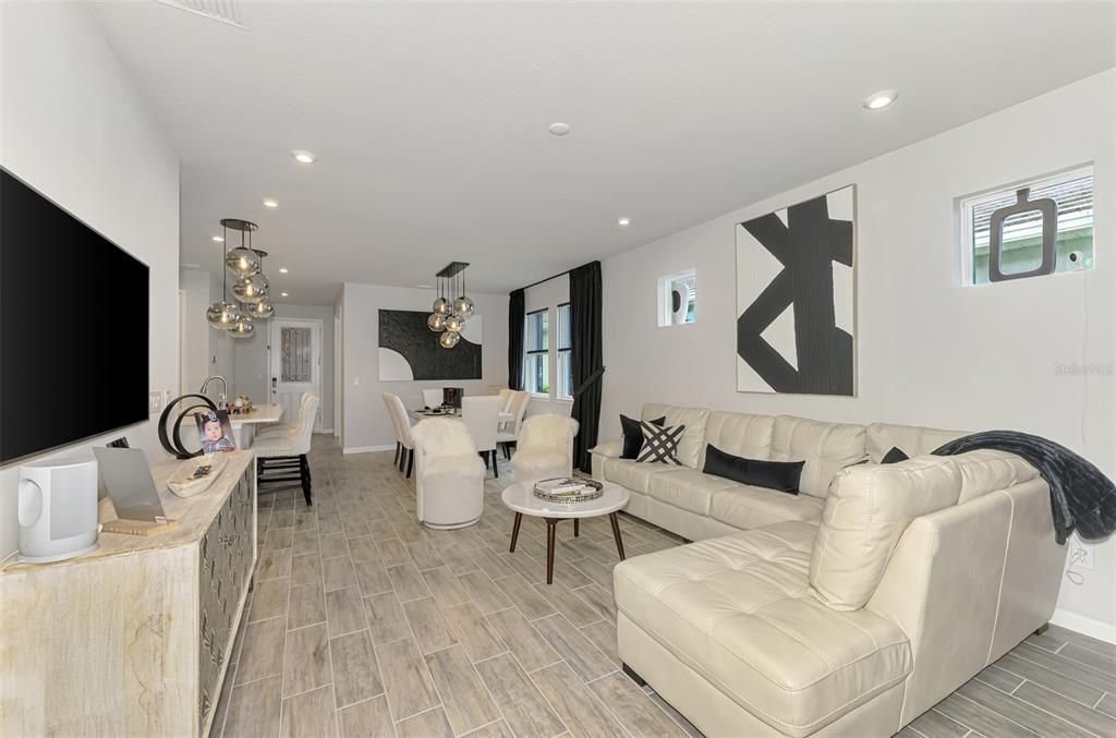 Activo con contrato: $374,900 (2 camas, 2 baños, 1432 Pies cuadrados)