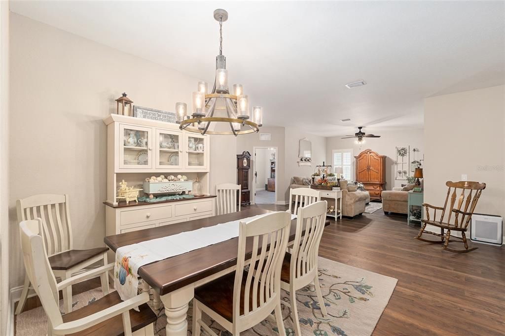 合同活跃: $475,000 (5 贝兹, 3 浴室, 2795 平方英尺)