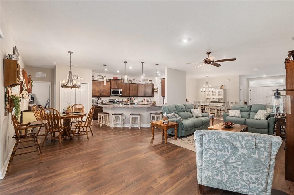 合同活跃: $475,000 (5 贝兹, 3 浴室, 2795 平方英尺)