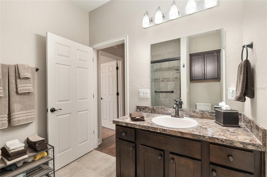 合同活跃: $475,000 (5 贝兹, 3 浴室, 2795 平方英尺)