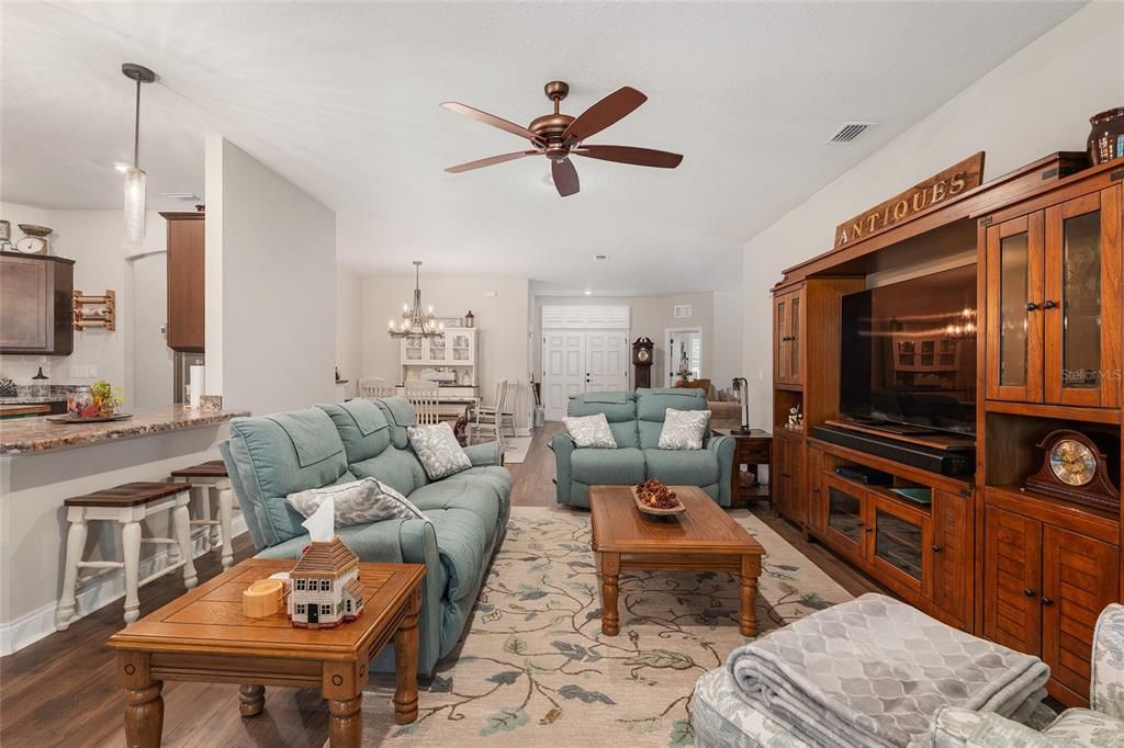 合同活跃: $475,000 (5 贝兹, 3 浴室, 2795 平方英尺)