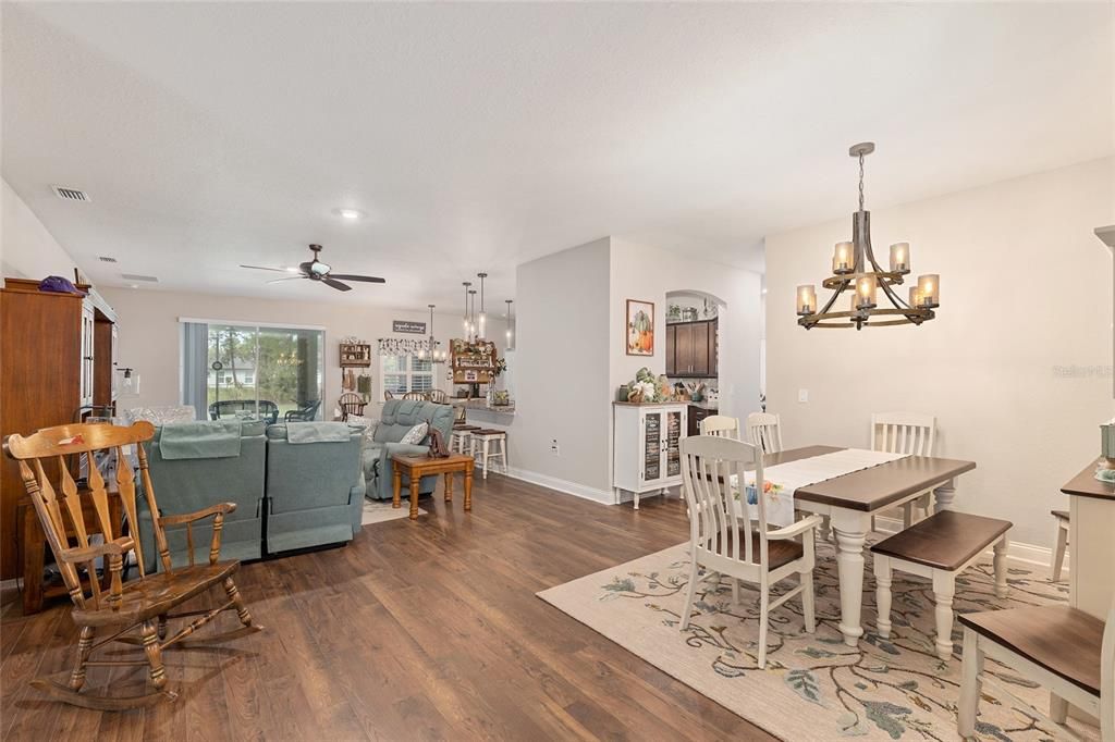 合同活跃: $475,000 (5 贝兹, 3 浴室, 2795 平方英尺)