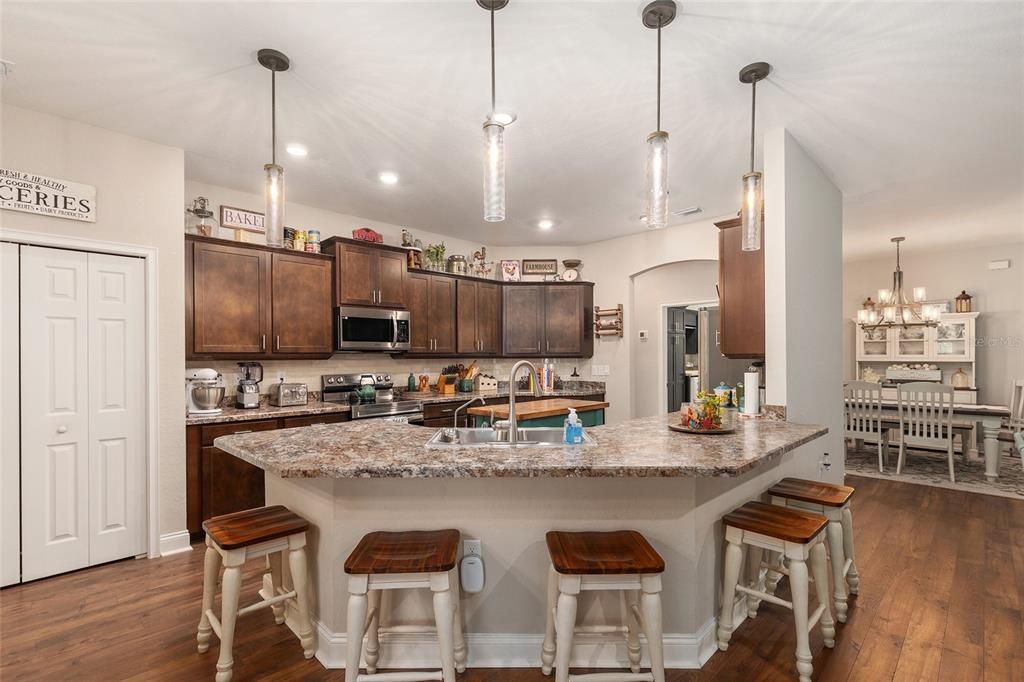 合同活跃: $475,000 (5 贝兹, 3 浴室, 2795 平方英尺)