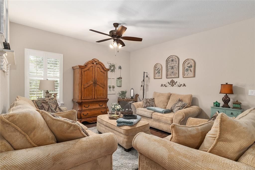 合同活跃: $475,000 (5 贝兹, 3 浴室, 2795 平方英尺)