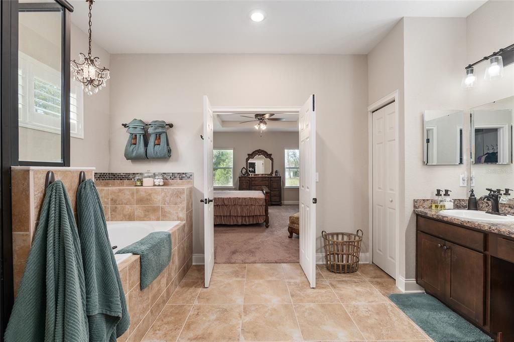 合同活跃: $475,000 (5 贝兹, 3 浴室, 2795 平方英尺)