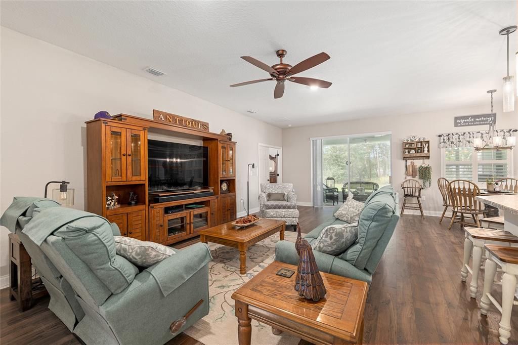 合同活跃: $475,000 (5 贝兹, 3 浴室, 2795 平方英尺)