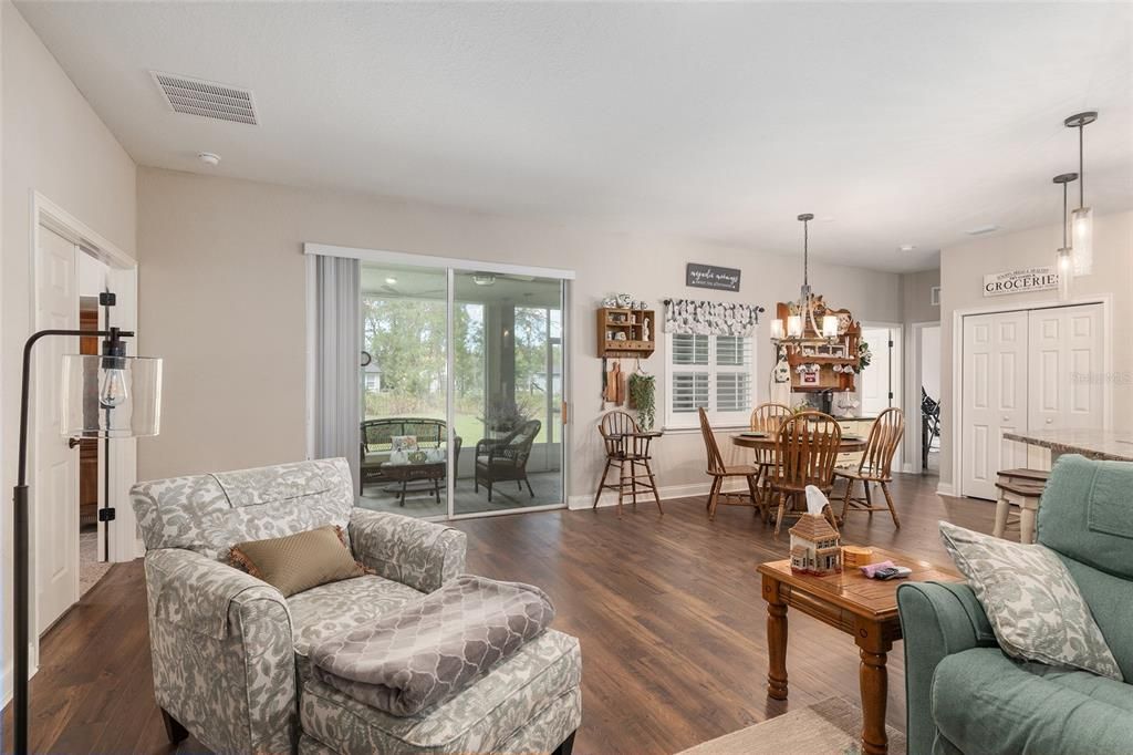 合同活跃: $475,000 (5 贝兹, 3 浴室, 2795 平方英尺)