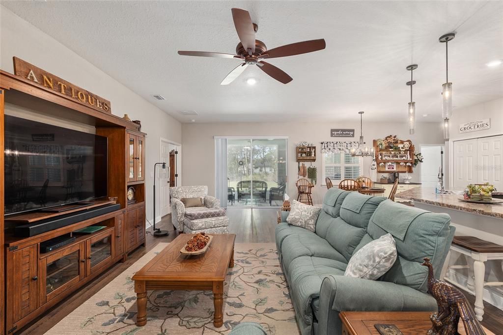 合同活跃: $475,000 (5 贝兹, 3 浴室, 2795 平方英尺)