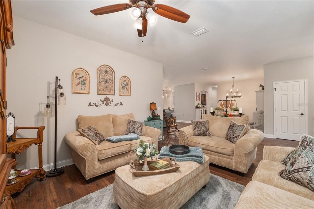 合同活跃: $475,000 (5 贝兹, 3 浴室, 2795 平方英尺)