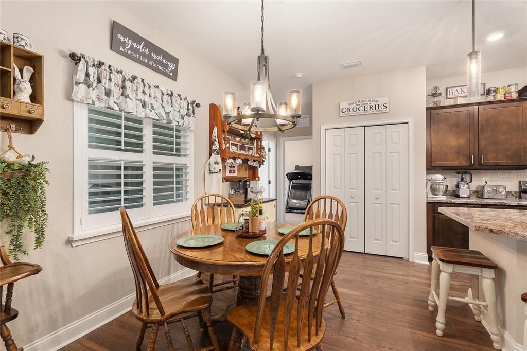 合同活跃: $475,000 (5 贝兹, 3 浴室, 2795 平方英尺)