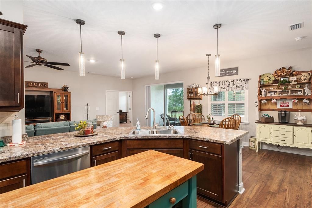 合同活跃: $475,000 (5 贝兹, 3 浴室, 2795 平方英尺)